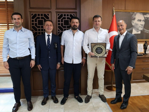 �erkezk�y Belediye Ba�kan� Vahap Akay�a Te�ekk�r Plaketi Takdim Edildi